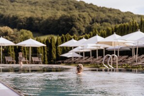 Indendørs pool, 2 udendørs pools, parasoller, liggestole