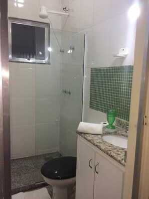 Ducha, artículos de tocador gratuitos, toallas