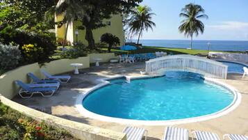 Piscine extérieure, chaises longues