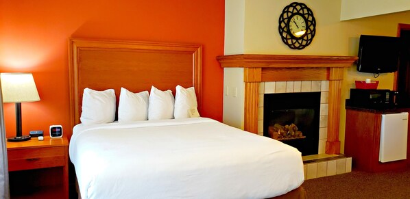 Deluxe Room, 1 Queen Bed, Jetted Tub, Annex Building | Desk, laptop workspace, free WiFi, bed sheets - Berlin Heritage Inn (Millersburg)