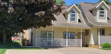 Desk, laptop workspace, free WiFi, bed sheets