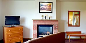 Deluxe Room, Non Smoking, Fireplace | Desk, laptop workspace, free WiFi, bed sheets - Berlin Heritage Inn (Millersburg)