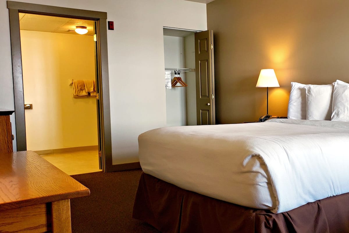 Desk, laptop workspace, free WiFi, bed sheets