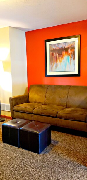 Deluxe Room, 1 Queen Bed, Jetted Tub, Annex Building | Living area | 32-inch TV with cable channels - Berlin Heritage Inn (Millersburg)