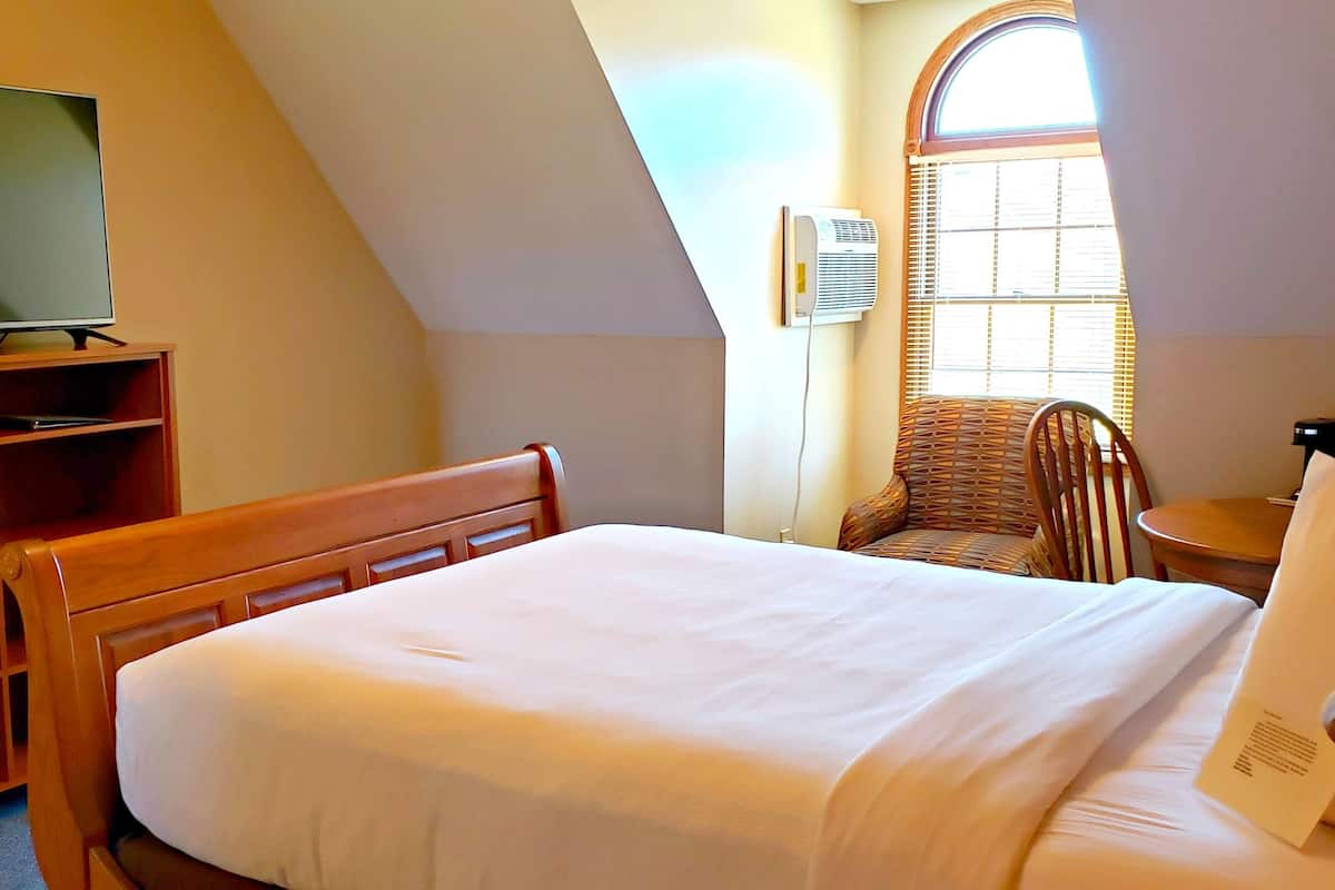 Desk, laptop workspace, free WiFi, bed sheets