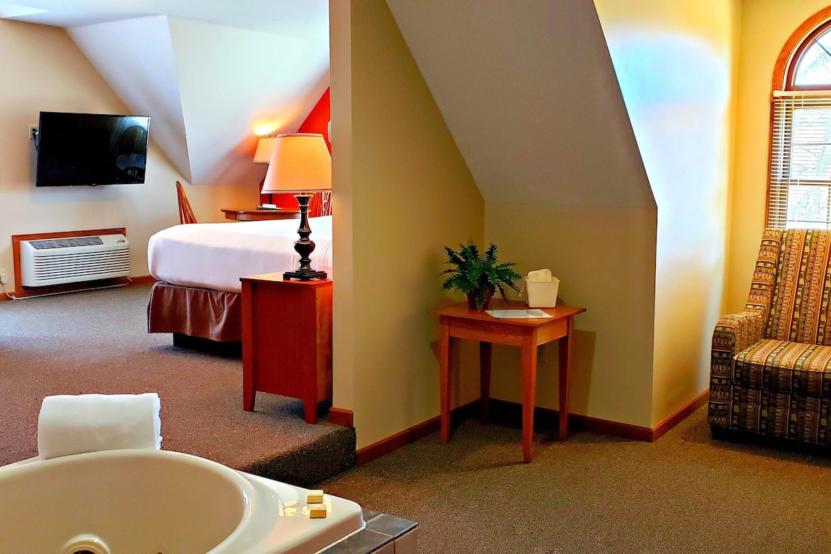 Desk, laptop workspace, free WiFi, bed sheets