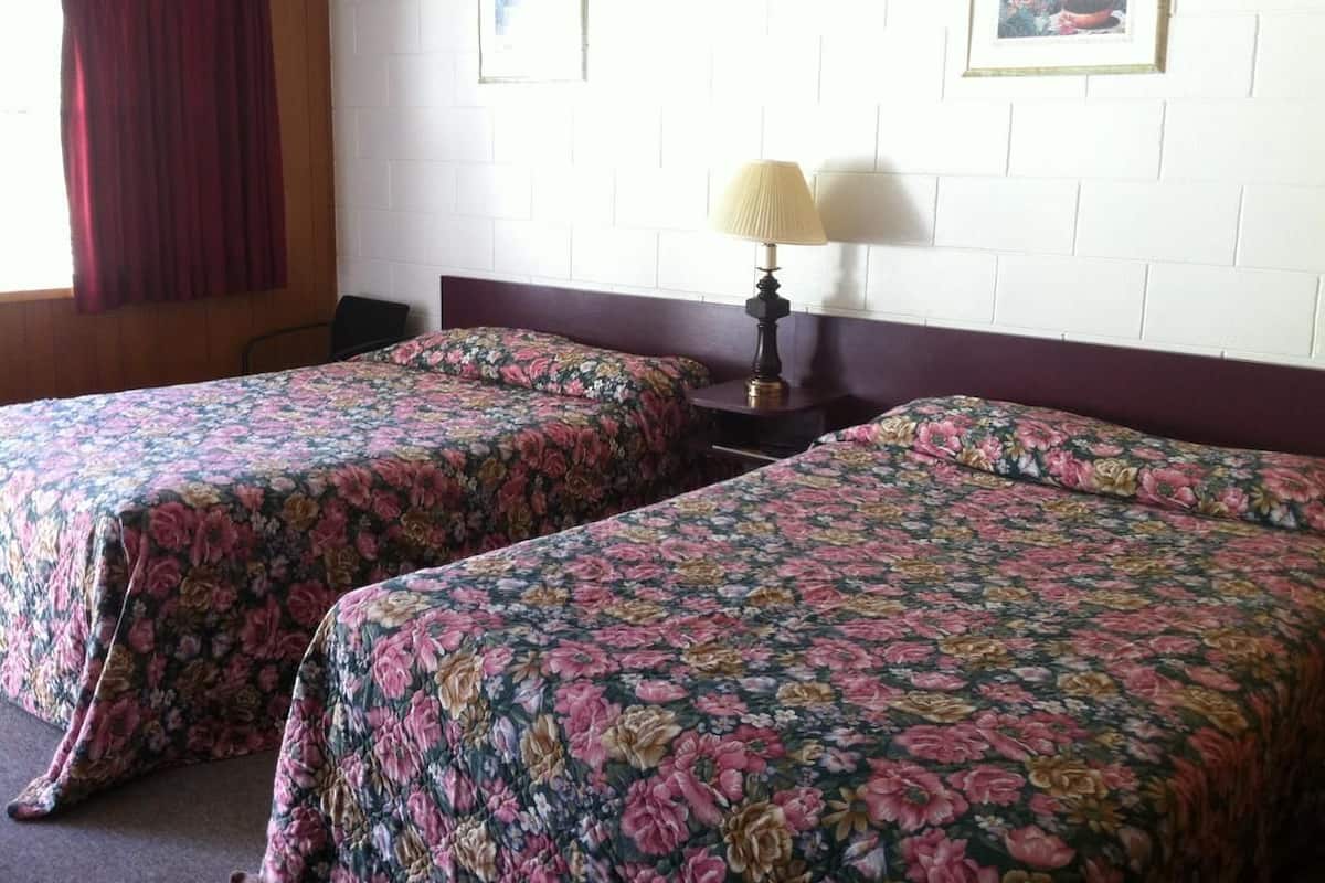 Kahden hengen huone, 2 queen size -sänkyä | Työpöytä