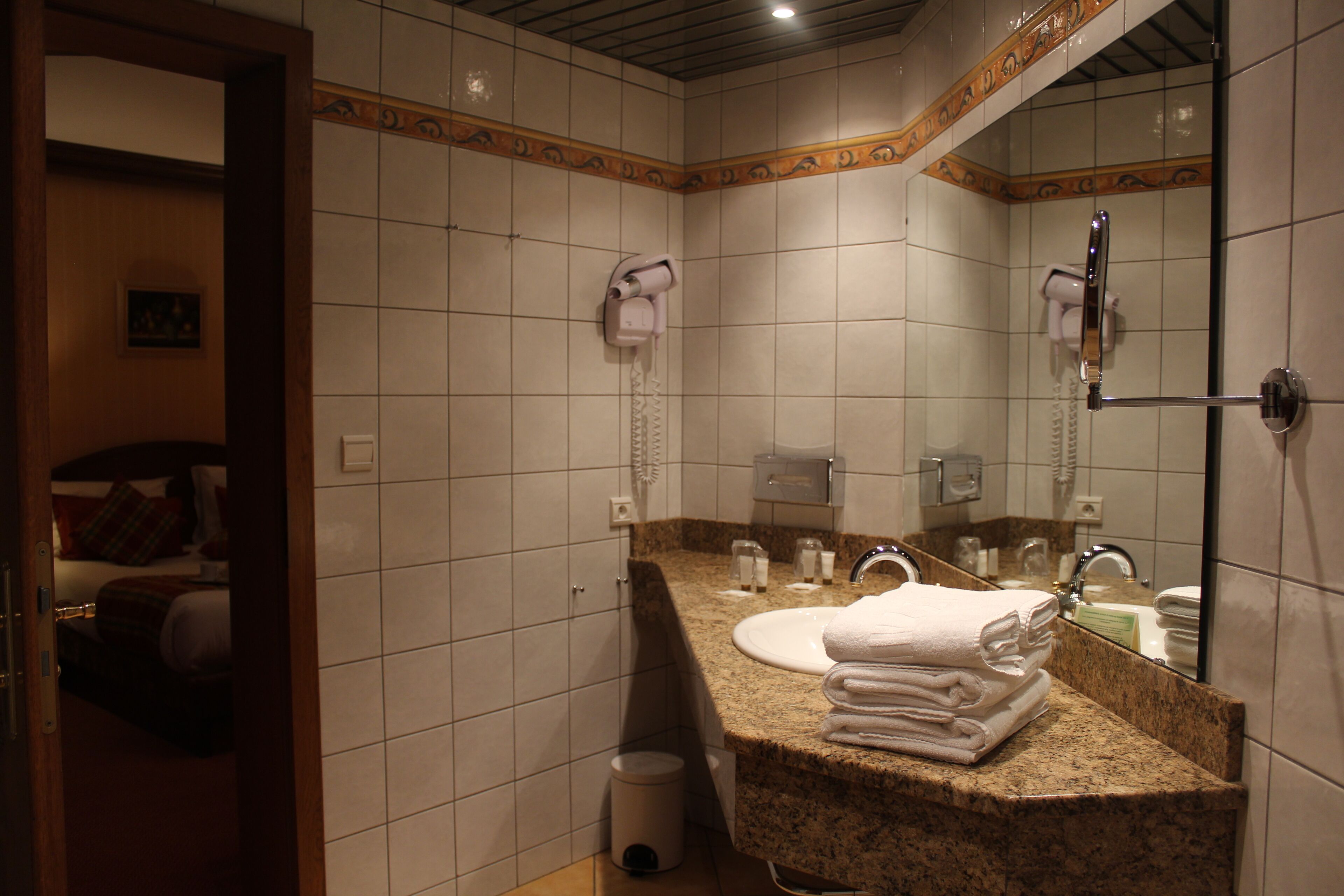 combined shower/bathtub, free toiletries, hair dryer, towels