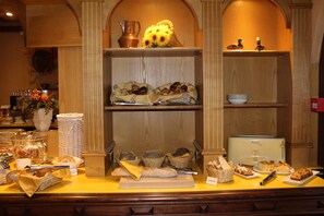 Colazione a buffet, servita tutte le mattine (14 EUR a persona)