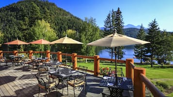 Petit-déjeuner et dîner servis sur place, spécialités Cuisine locale