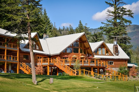 Property grounds. Tyax Lodge & Heliskiing