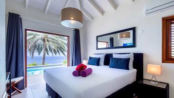 Villa Deluxe, 4 habitaciones, piscina privada, vistas al mar | Caja fuerte, decoración individual, mobiliario individual y escritorio