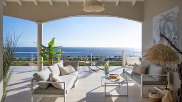 Deluxe-Villa, 4 Schlafzimmer, eigener Pool, Meerblick | Wohnbereich | 47-Zoll-Flachbildfernseher mit Kabelempfang, Fernseher