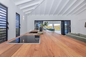 Deluxe villa, 3 slaapkamers, gedeeltelijk uitzicht op oceaan (3 Bedrooms) | Privékeuken | Een koelkast, een magnetron, een koffiezetapparaat/waterkoker