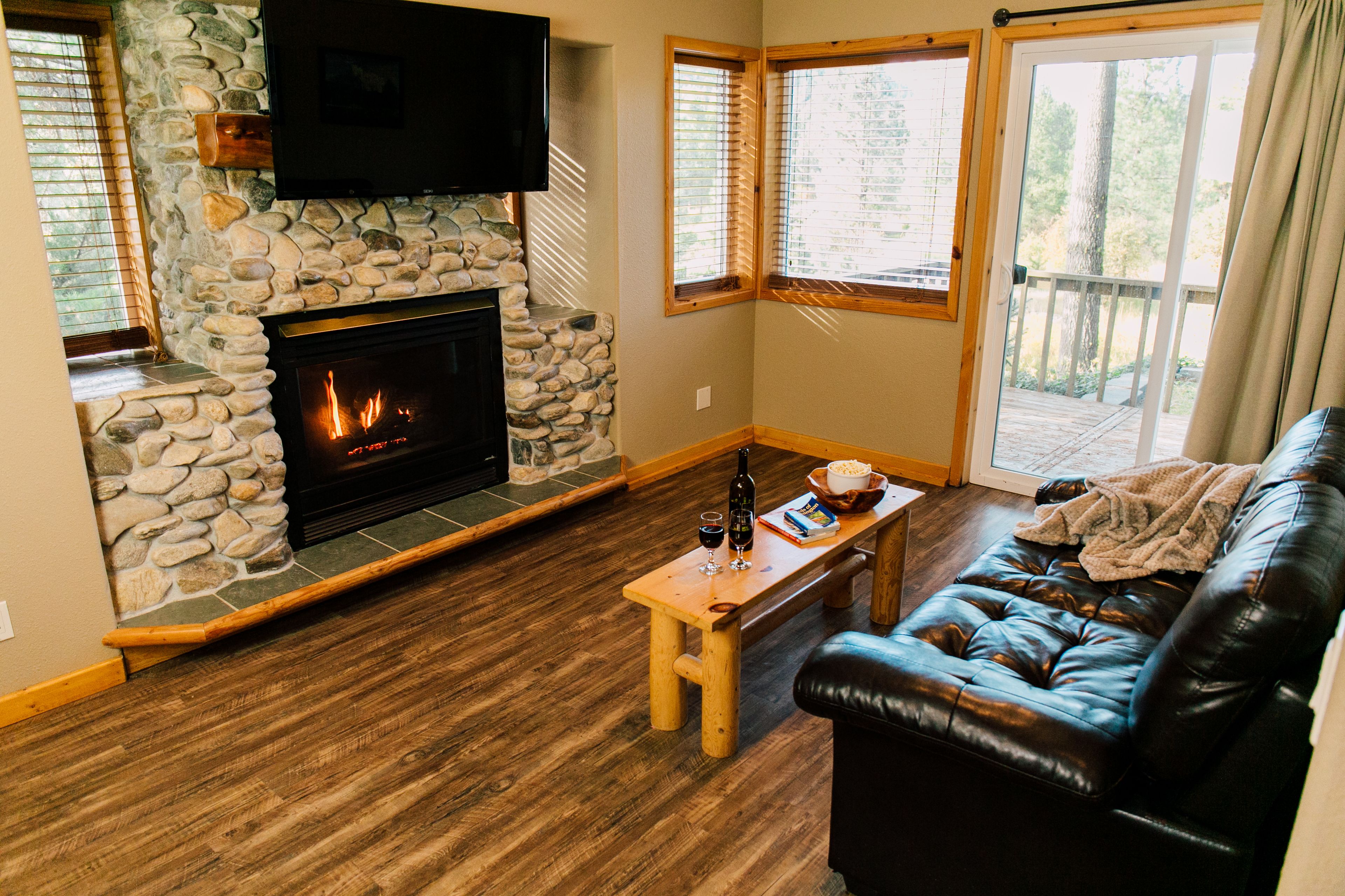 Lodgepole | Vardagsrum | 42-tums platt-tv med satellitkanaler, tv och eldstad