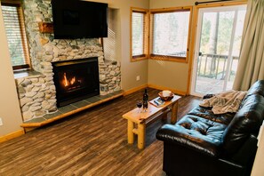 Standaard kamer | Woonkamer | Een 42-inch flatscreentelevisie met satellietzenders en televisie