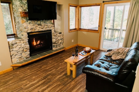 Lodgepole | Living room | 42-inch flat-screen TV with satellite channels, TV, fireplace. Pine River Ranch B&B