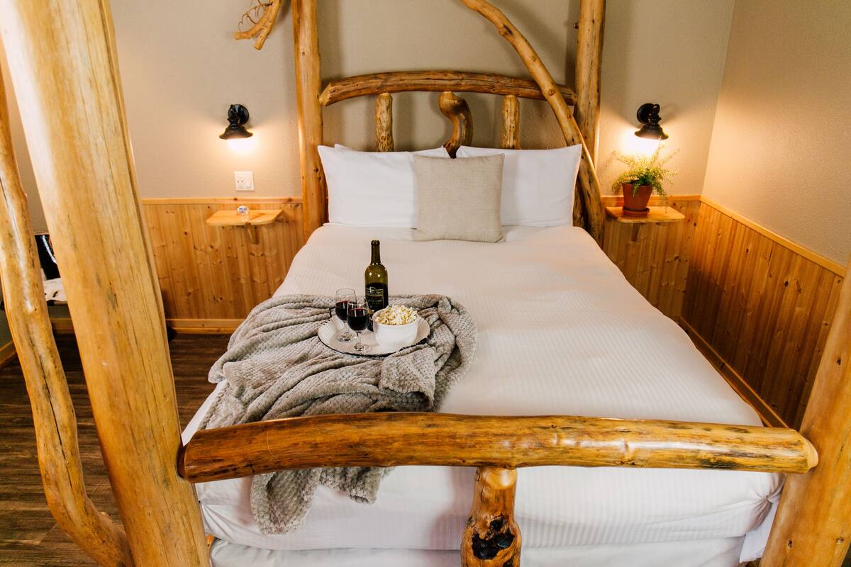 1 bedroom, Egyptian cotton sheets, premium bedding, down duvets
