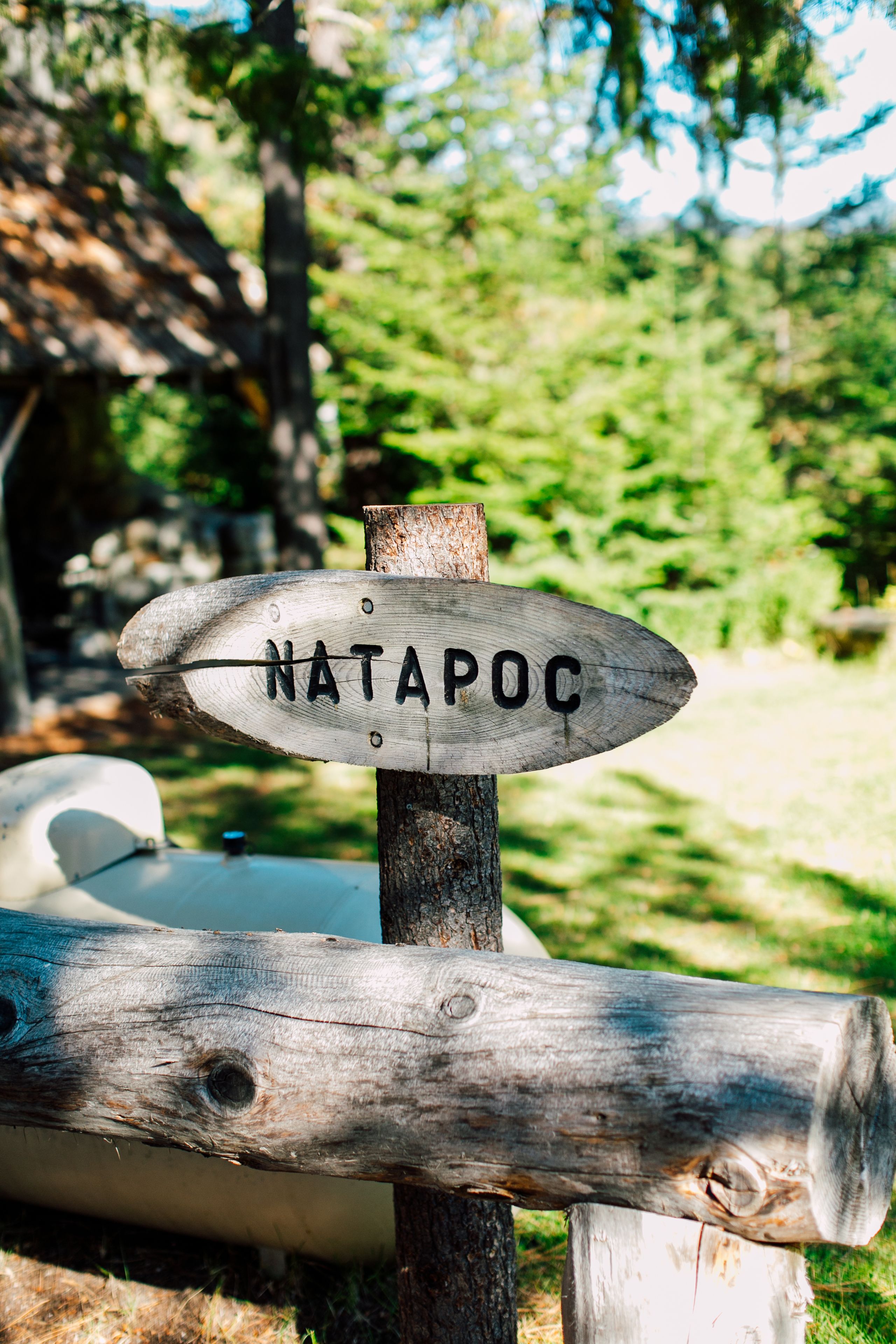 En träskylt med namnet ”NATAPOC” inristat i den.