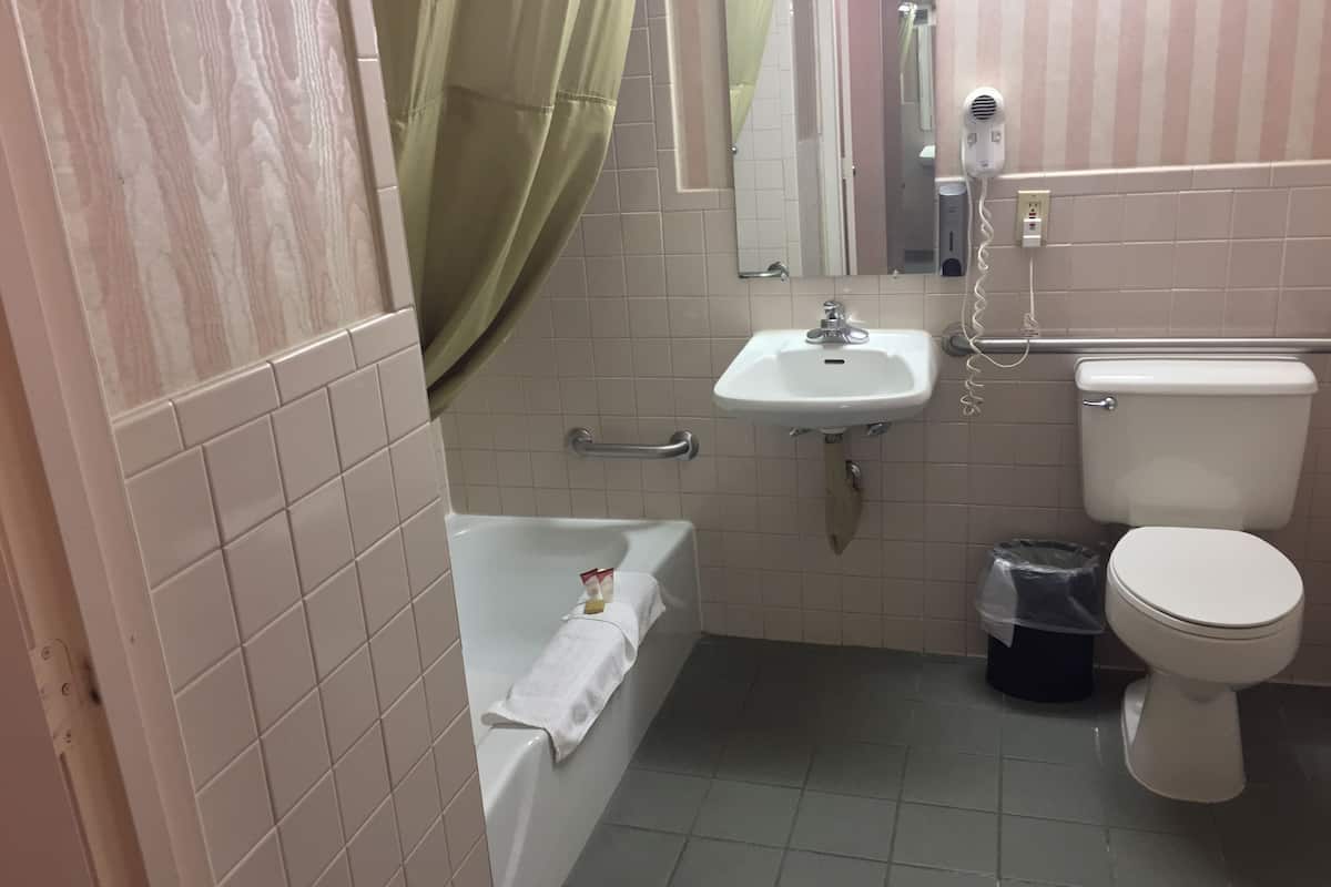 room, 1 king bed, accessible, non smoking | bathroom | combined shower/bathtub, free toiletries, hair dryer, towels