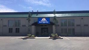 A Best Value Inn with a green roof, a signboard, and a parking lot. - Americas Best Value Inn & Suites Boise (Boise)