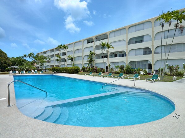 Outdoor pool, pool umbrellas, sun loungers - Golden View 321 (Holetown)