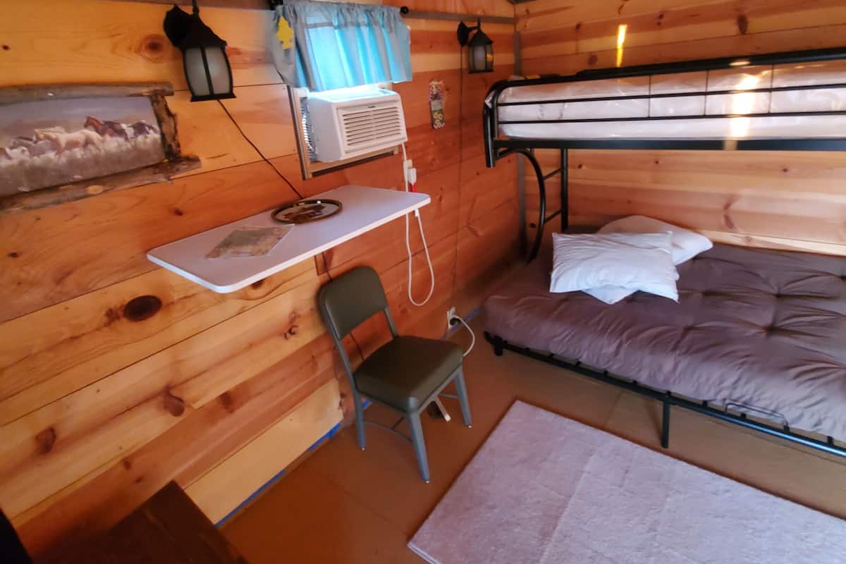 Basic Cabin | WiFi (free), individually decorated, individually furnished
