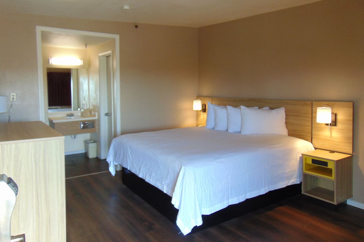 Desk, iron/ironing board, free WiFi, bed sheets