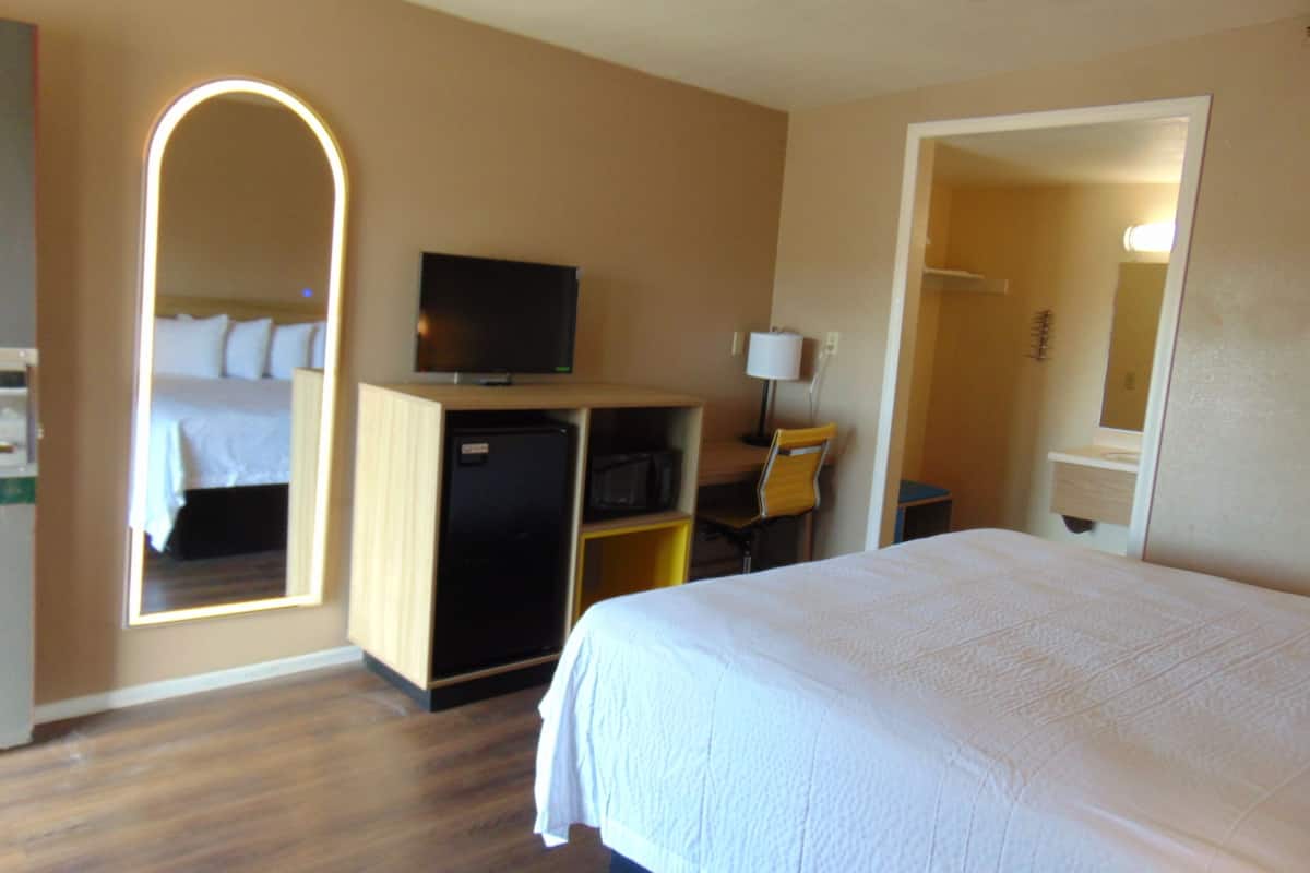 Room, 1 King Bed, Non Smoking | Desk, iron/ironing board, free WiFi, bed sheets