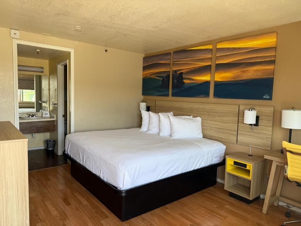 Työpöytä, silitysrauta/-lauta, ilmainen Wi-Fi, vuodevaatteet