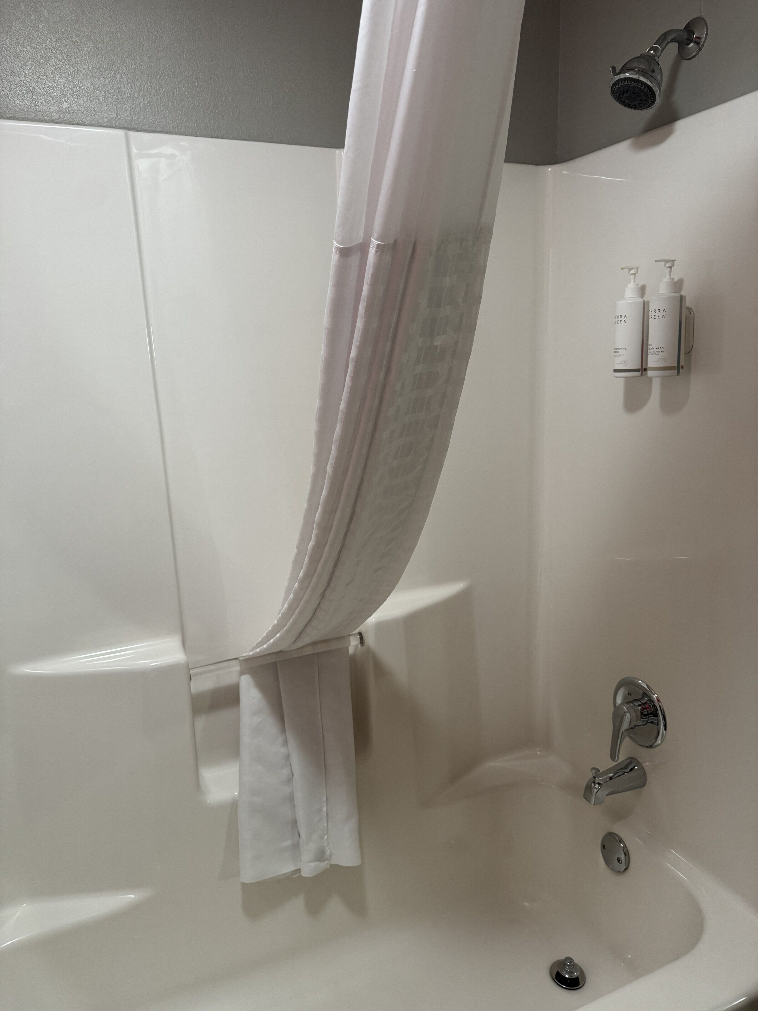 Ensemble douche/baignoire, articles de toilette gratuits, sèche-cheveux