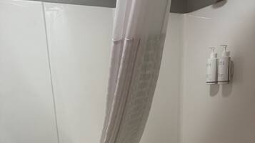 Ensemble douche/baignoire, articles de toilette gratuits, sĂšche-cheveux