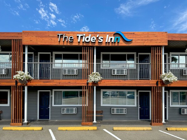 Front of property - The Tide's Inn (Parksville)