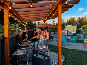 Outdoor dining - The Tide's Inn (Parksville)