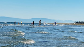 Una playa con gente caminando en el agua.