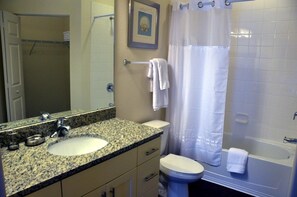 Villa, 4 habitaciones | Baño | Regadera
