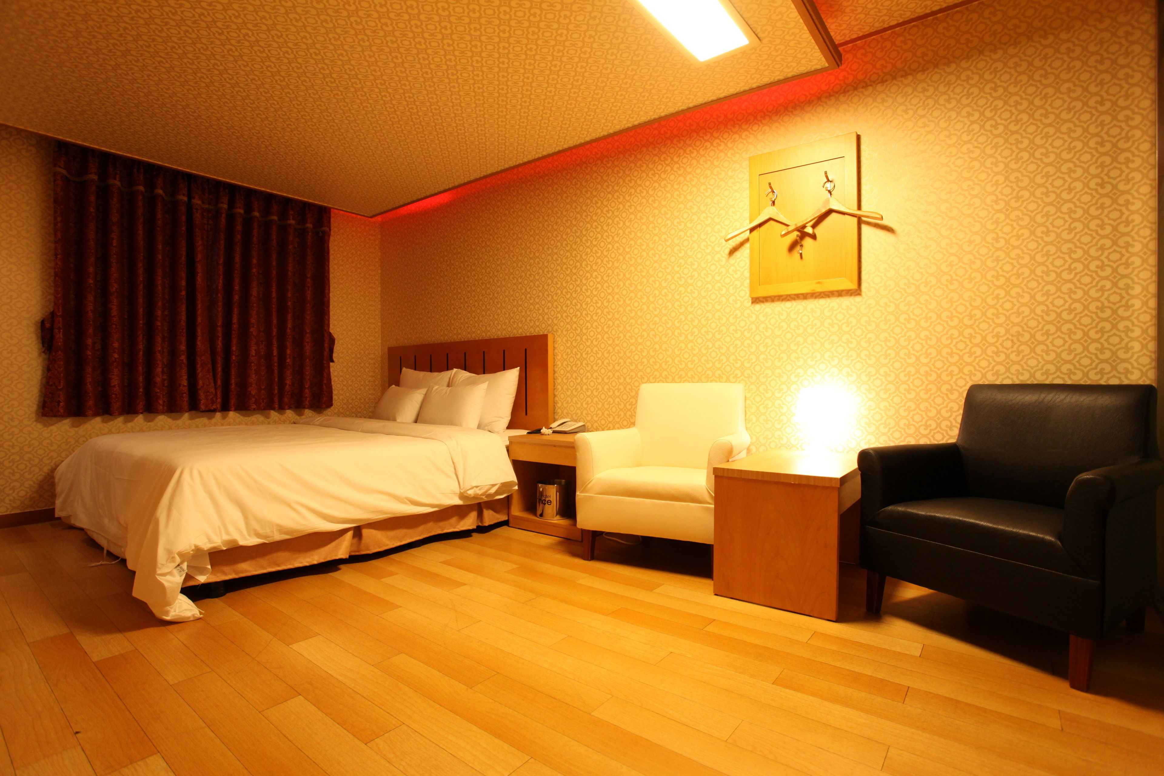 Deluxe Room, 1 King Bed | Free minibar, blackout drapes, soundproofing, free WiFi