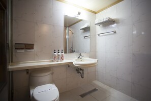 Deluxe Room, 1 King Bed | Bathroom | Shower, free toiletries, hair dryer, bathrobes - Prince Hotel (Seoul)