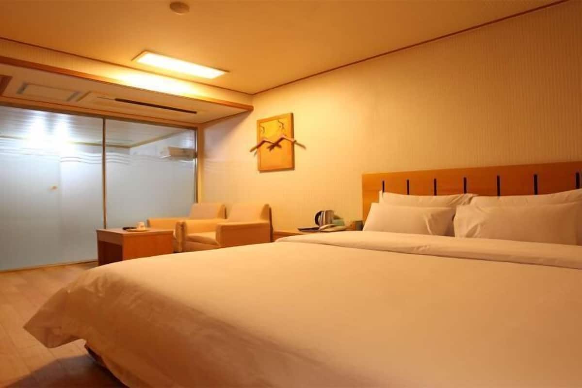 Free minibar, blackout curtains, soundproofing, free WiFi