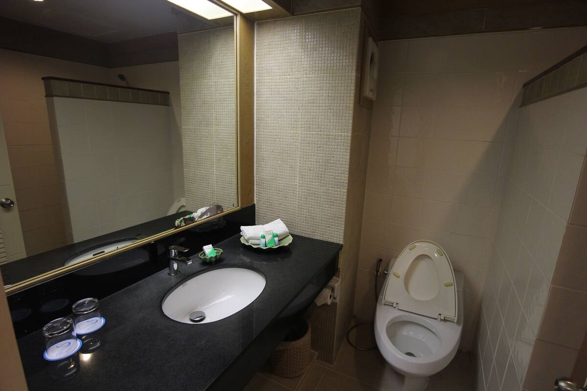 garden wing double | bathroom | shower, free toiletries, hair dryer, towels