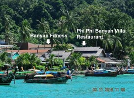 Un pueblo costero con un gimnasio Banyan Fitness y un restaurante Banyan Villa.