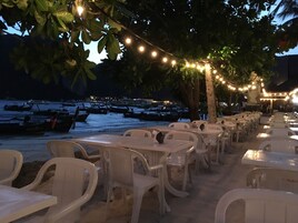 Se sirven desayunos, almuerzos y cenas; mariscos