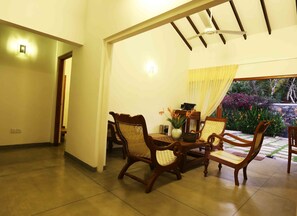 Flat-screen TV, DVD player - Villa Acres Green (Baddegama)