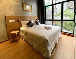 Deluxe Room With Windows | 高級寝具、低反発ベッド、客室ごとに異なる装飾、客室ごとに異なるインテリア