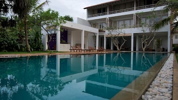 Hồ bơi ngoài trời