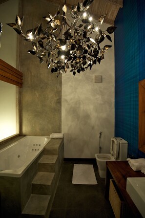 King Suite with Sea View | Bathroom amenities | Free toiletries, bidet, towels - Roman Beach (Hikkaduwa)