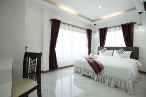 Standard Double | Escritorio, espacio para trabajar con laptop y insonorización