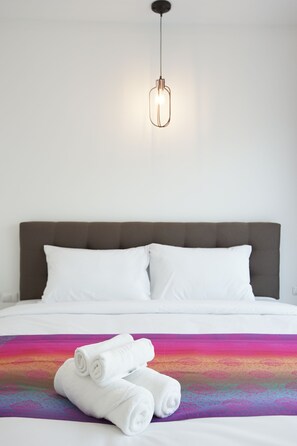Standard Double | Desk, laptop workspace, soundproofing, free WiFi - Gusto House (Chiang Mai)