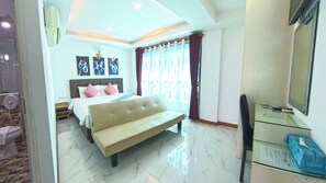 Standard Double | Desk, laptop workspace, soundproofing, free WiFi - Gusto House (Chiang Mai)