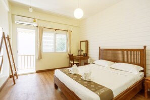 Superior Room, Shared Bathroom | In-room safe, soundproofing, free WiFi, bed sheets - Les Fleurs Bangkok Hostel (Bangkok)